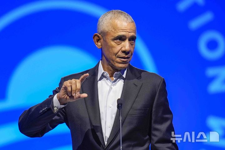 [시카고=AP/뉴시스] 버락 오바마 전 미국 대통령이 5일(현지시각) 일리노이 시카고에서 열린 오바마 재단 민주주의 포럼에서 연설하고 있다. 2024.12.06.