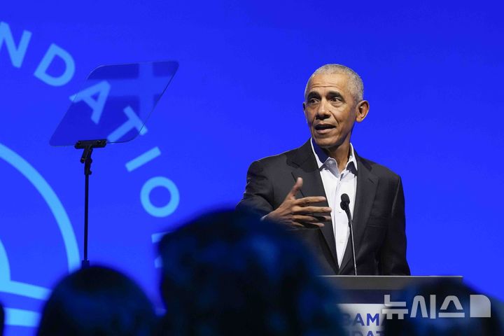 [시카고=AP/뉴시스] 버락 오바마 전 미국 대통령이 5일(현지시각) 일리노이 시카고에서 열린 오바마 재단 민주주의 포럼에서 연설하고 있다. 2024.12.06.