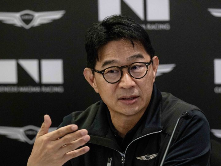 [두바이=뉴시스] 5일(현지시각) 아랍에미리트(UAE) 두바이 켐핀스키 더 블러바드 호텔에서 열린 제네시스 모터스포츠 진출 관련 기자간담회에서 송민규 제네시스사업본부장(부사장)이 고성능 마그마 레이싱에 관해 이야기하고 있다. (사진=제네시스 제공) 2024.12.06 photo@newsis.com *재판매 및 DB 금지