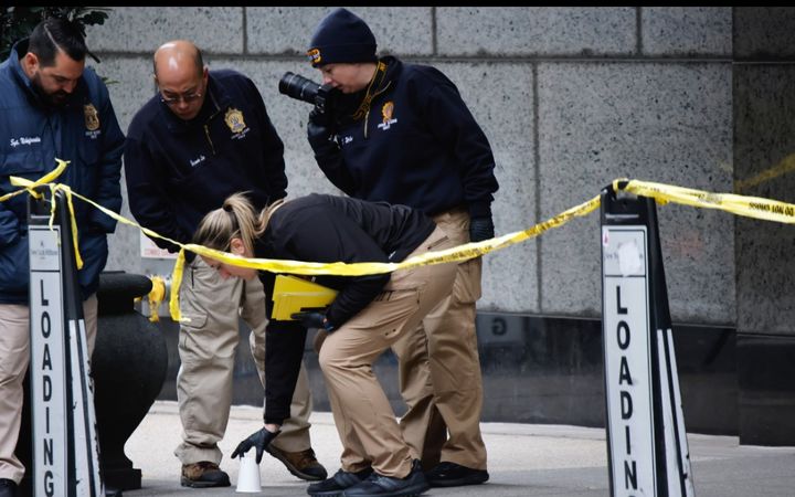 [뉴욕=AP/뉴시스] 뉴욕 경찰이 4일 의료보험사 최고경영자(CEO) 총격 살해 현장에서 조사를 벌이고 있다.2024.12.06. *재판매 및 DB 금지