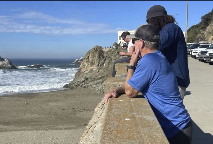 [샌프란시스코=AP/뉴시스] 5일 미국 캘리포니아주 샌프란시스코의 오션 비치에서 시민들이 지진으로 쓰나미가 몰려오는지 지켜보고 있다.2024.12.06. *재판매 및 DB 금지