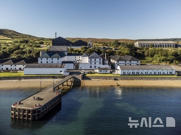 [서울=뉴시스] 부나하벤 증류소. (사진= 트랜스베버리지 제공)