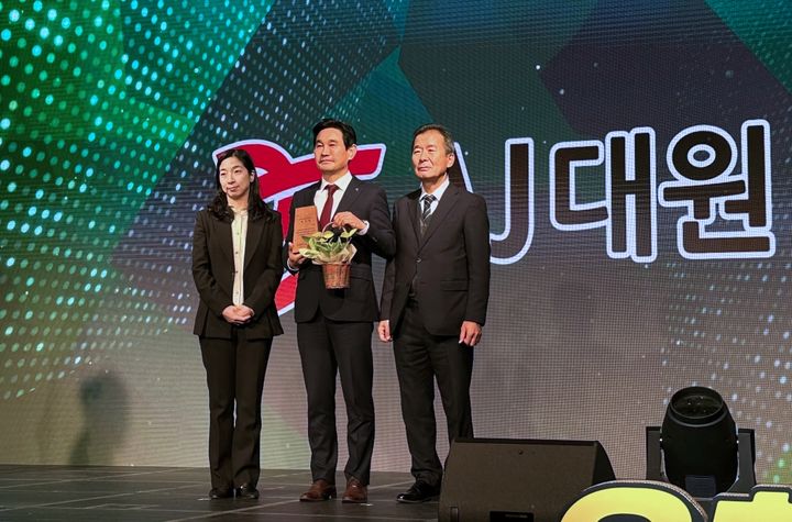 (가운데)김홍철 AJ대원 대표이사가 지난 5일 개최된 ‘2024 탄소중립 생활 실천 국민대회’에서 우수참여 기업으로 선정돼 감사패를 받았다. (사진=AJ대원 제공) *재판매 및 DB 금지