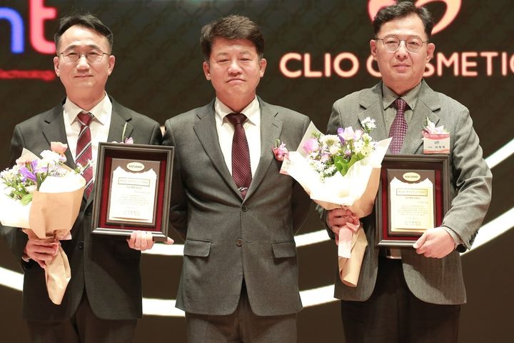 [서울=뉴시스] 제이브이엠 이동환 대표이사(맨왼쪽)가 기술개발기업상 수상 후 기념촬영을 하고 있다. (사진=제이브이엠 제공) 2024.12.06. photo@newsis.com *재판매 및 DB 금지