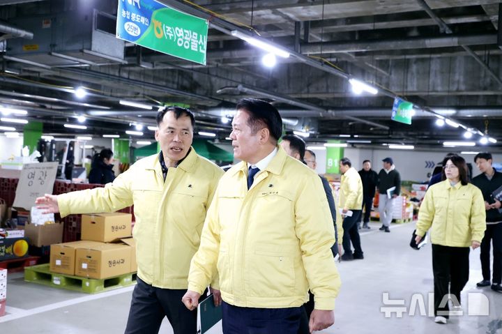 [안양=뉴시스] 최대호 시장이 농수산물도매시장 지하주차장에 마련된 임시 경매장을 둘러고 보고 있다. (사진=안양시 제공). 024.12.06. photo@newsis.com *재판매 및 DB 금지