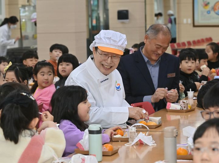 [안동=뉴시스] 임종식 경북교육감이 6일 11시 안동 복주초등학교를 방문해 급식 현황을 점검한 후 학생들과 점심을 같이 하고 있다. (사진=경북교육청 제공) 2024.12.06 photo@newsis.com *재판매 및 DB 금지