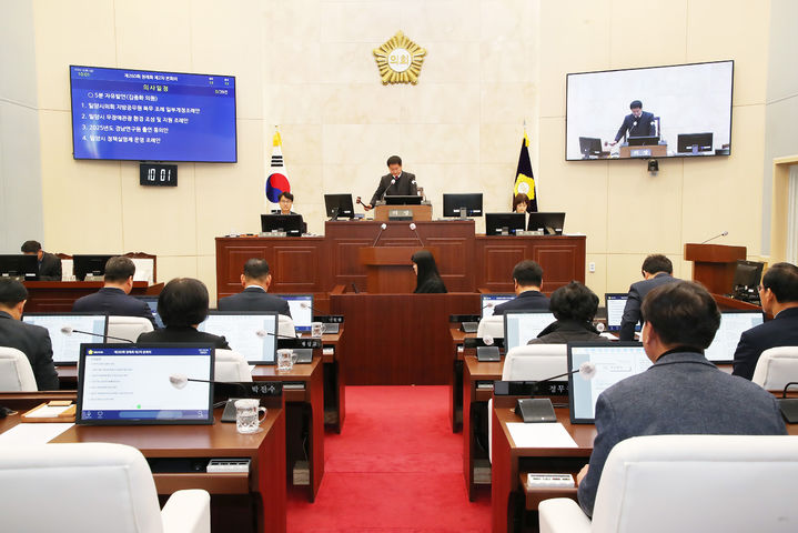 [밀양=뉴시스] 제260회 정례회 제2차 본회의를 개의하고 있다. (사진=밀양시의회 제공) 2024.12.06. photo@newsis.com *재판매 및 DB 금지