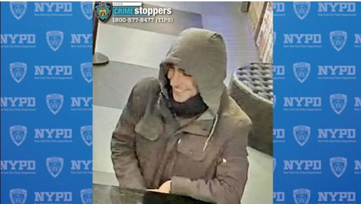 [뉴시스]길거리 총격으로 숨진 미국 최대 의료서비스 기업 유나이티드헬스케어의 최고경영자(CEO) 브라이언 톰슨의 몸에서 수거된 탄피에 보험금 지급 거부와 관련된 것으로 추정되는 글씨가 새겨져 있었던 것으로 전해졌다. 사진은 뉴욕 경찰이 공개한 용의자의 모습. (사진=NYPD) 2024.12.6 *재판매 및 DB 금지