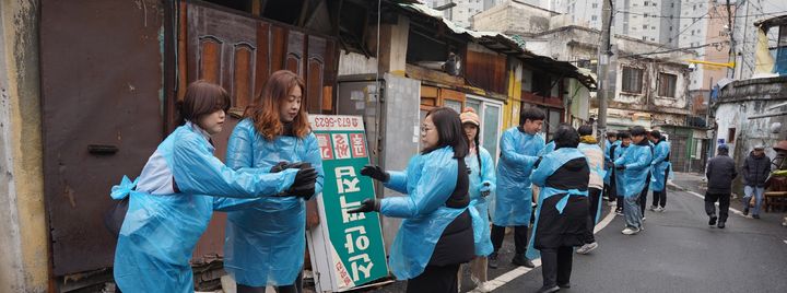 [대전=뉴시스] 6일 산림조합중앙회 임직원과 전국금융산업노동조합 산림조합중앙회지부 집행부 등이 대전을 찾아 연탄배달 봉사활동을 하고 있다.(사진=산림조합원중앙회 제공) *재판매 및 DB 금지