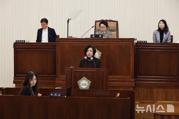 [과천=뉴시스] 신계용 과천시장이 6일 제287회 과천시의회 '제2차 정례회의'에 참석해 내년도 예산안에 대해 설명하고 있다. (사진=과천시 제공) 2024.12.06. photo@newsis.com