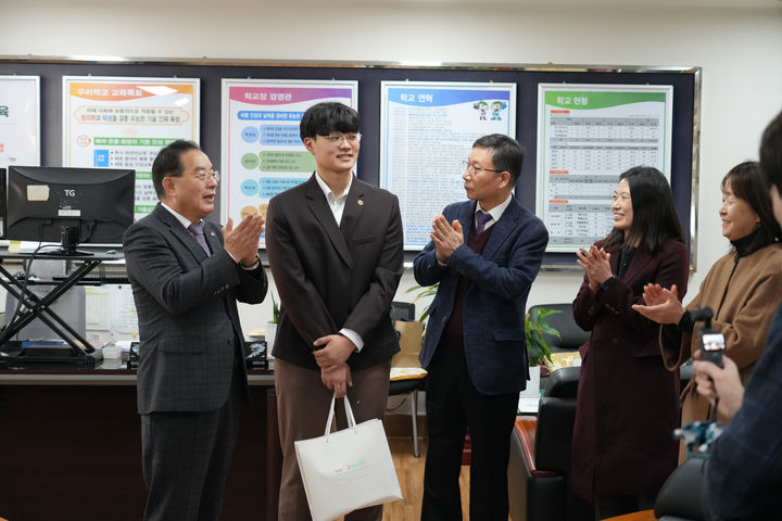 [부산=뉴시스] 하윤수 부산교육감이 6일 오후 부산전자공고를 방문, '제26회 가천효행대상'의 남학생 부문 대상 수상자로 선정된 부산전자공고 장희수 학생을 만나 수상을 축하하고 있다. (사진=부산교육청 제공) 2024.12.06. photo@newsis.com&nbsp; *재판매 및 DB 금지
