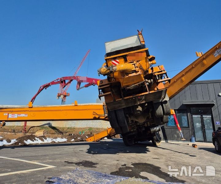 [음성=뉴시스] 4일 충북 음성군의 한 공사현장에서 콘크리트 펌프카가 기울어지면서 60대 근로자가 펌프카 붐대에 맞아 숨지는 사고가 났다. (사진= 음성소방서 제공) 2024.12.06. photo@newsis.com&nbsp; *재판매 및 DB 금지