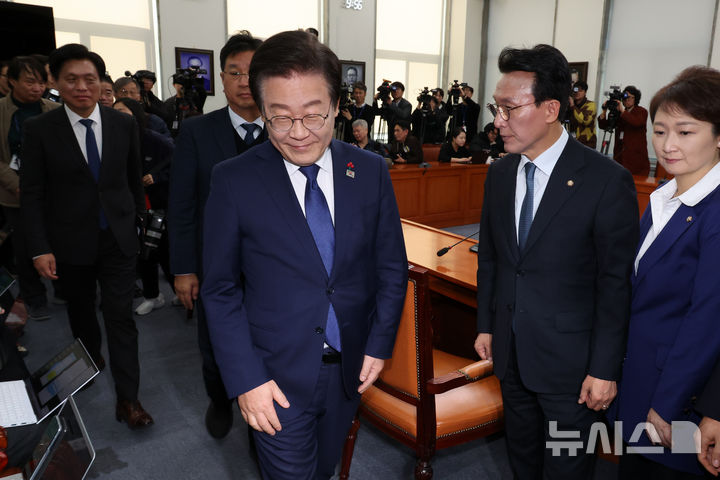 [서울=뉴시스] 조성우 기자 = 이재명 더불어민주당 대표가 6일 오전 서울 여의도 국회에서 '윤석열 내란사태 관련 특별성명'을 발표를 한 뒤 회의실 나서고 있다. 2024.12.06. xconfind@newsis.com