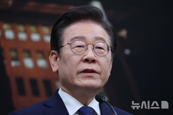 [서울=뉴시스] 조성우 기자 = 이재명 더불어민주당 대표가 6일 오전 서울 여의도 국회에서 '윤석열 내란사태 관련 특별성명'을 발표하고 있다. 2024.12.06. xconfind@newsis.com