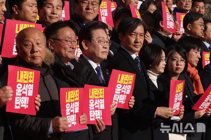 [서울=뉴시스] 조성봉 기자 = 이재명 더불어민주당 대표, 조국 조국혁신당 대표, 김재연 진보당 대표를 비롯한 시민사회단체 참가자들이 6일 오전 서울 여의도 국회 본청 계단에서 열린 내란 동조 국민의힘 규탄 및 탄핵소추안 가결 촉구 제 시민사회 및 야당 공동기자회견에서 구호를 외치고 있다.2024.12.06 suncho21@newsis.com