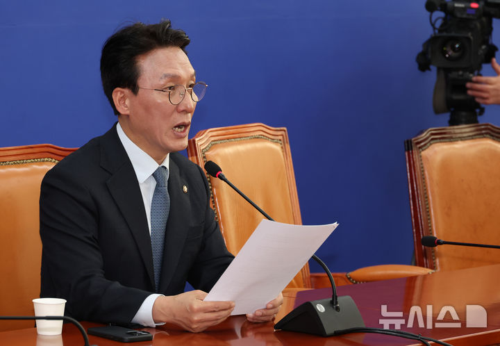 [서울=뉴시스] 조성우 기자 = 김민석 더불어민주당 12.3 윤석열내란사태특별위원회 위원장이 6일 오전 서울 여의도 국회에서 비상계엄 사태 관련 긴급 기자회견을 하고 있다. 2024.12.06. xconfind@newsis.com