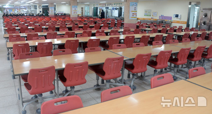 [전주=뉴시스] 김얼 기자 = 전국 학교 급식·돌봄 업무에 종사하는 비정규직 노동자들의 총파업 날인 6일 전북 전주시 전주화정초등학교 급식실이 텅 비어 있다. 2024.12.06. pmkeul@newsis.com