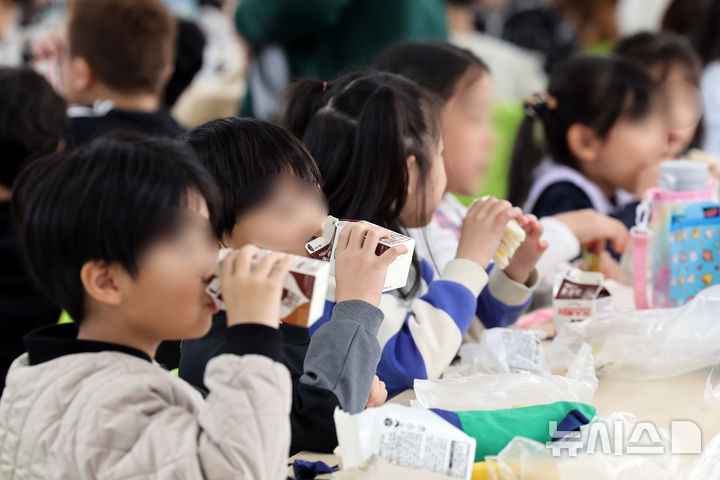 [부산=뉴시스] 지난해 12월 6일 부산 부산진구의 한 초등학교 식당에서 학생들이 빵, 우유 등 대체급식을 먹고 있는 모습. (사진=뉴시스 DB) 2024.12.06. photo@newsis.com