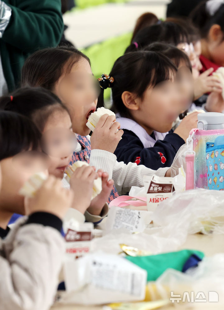 [대전=뉴시스] 대체식으로 급식을 먹는 학생들.(사진=뉴시스 DB)