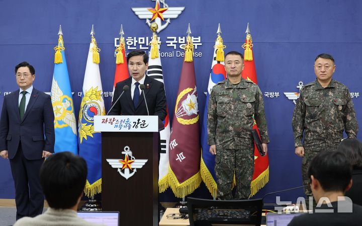 [서울=뉴시스] 홍효식 기자 = 김선호 국방부 장관 직무대행이 6일 서울 용산구 국방부에서 2차 비상계엄 의혹 등 관련 입장을 밝히고 있다. 2024.12.06. yesphoto@newsis.com