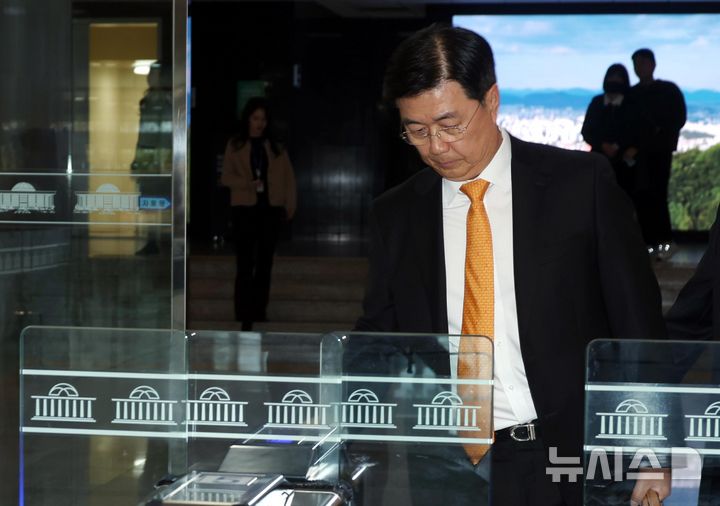 [서울=뉴시스] 조성봉 기자 = 홍장원 국가정보원 1차장이 6일 오후 서울 여의도 국회에서 비상계엄관련 현안보고를 마치고 밖으로 나서고 있다. 이날 홍장원 1차장은 "체포 대상자는 우원식 국회의장, 이재명 더불어민주당 대표, 한동훈 국민의힘 대표, 박찬대 더불어민주당 원내대표, 조국 조국혁신당 대표 등"이라고 밝혔다. 2024.12.06. suncho21@newsis.com