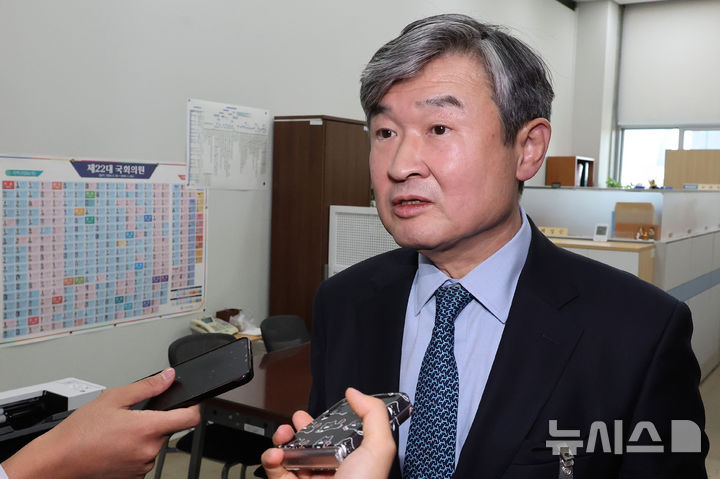 [서울=뉴시스] 조성우 기자 = 조태용 국가정보원장이 6일 오후 서울 여의도 국회에서 신성범 정보위원장을 면담하고 나와 취재진 질문에 답변하고 있다. 이날 일부 언론은 윤석열 대통령이 비상계엄을 선포한 지난 3일 홍장원 국정원 1차장에게 한동훈 국민의힘 대표를 체포하라고 직접 지시했다고 보도했다. 2024.12.06. xconfind@newsis.com