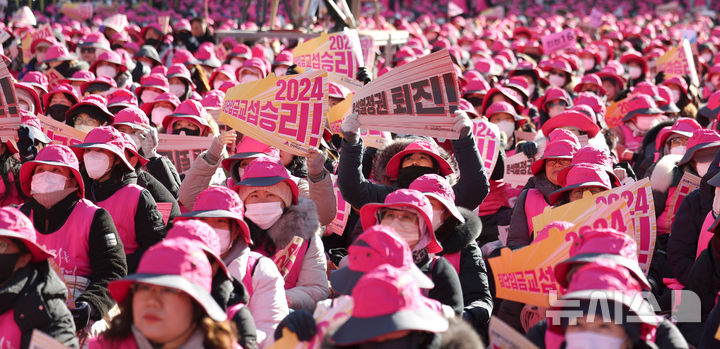 [서울=뉴시스] 김선웅 기자 = 전국학교비정규직노동조합원들이 6일 서울 종로구 세종대로에서 총파업 대회를 열고 실질임금 대폭 인상, 학교급식법 개정, 윤석열정권 퇴진, 학교비정규직 차별 철폐 등을 촉구하고 있다. 2024.12.06. mangusta@newsis.com