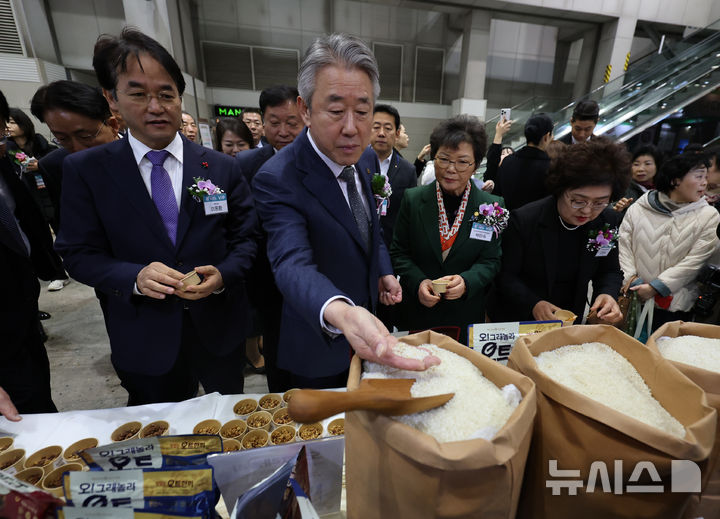 [고양=뉴시스] 전진환 기자 = 24일 오후 경기도 고양시 킨텍스에서 열린 '우리쌀·우리술 K-라이스페스타'에서 강호동 농협중앙회장이 쌀가공식품에 사용된 우리쌀을 살펴보고 있다 2024.12.06. amin2@newsis.com