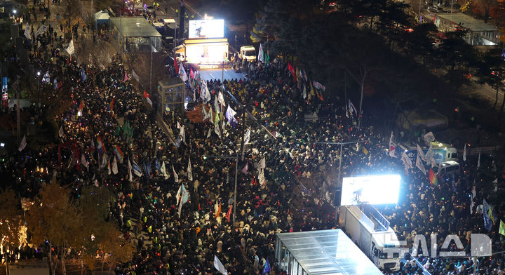 [서울=뉴시스] 김선웅 기자 = 6일 서울 여의도 국회의사당 앞에서 열린 촛불집회에 참가한 시민들이 윤석열 대통령 퇴진을 촉구하고 있다. 2024.12.06. mangusta@newsis.com