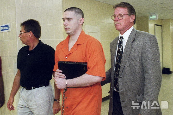 [포트웨인( 미 인디애나주)=AP/뉴시스] 친형과 그 친구 3명을 1997년 살해한 혐의로 1999년 8월 26일 사형선고를 받고 포트웨인의 구치소에 돌아오는 조셉 코코란. 그는 15년 만인 12월 18일에 사형이 집행된다. 2024. 12. 16. 