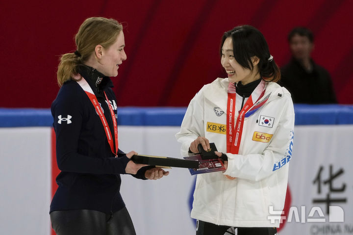 [베이징=AP/뉴시스] 최민정이 7일 중국 베이징 캐피털 인도어 스타디움에서 열린 2024~2025 국제빙상경기연맹(ISU) 쇼트트랙 월드투어 3차 대회 여자 1000m 결승에서 커린 스토더드(미국)과 공동 3위가 된 뒤 이야기를 나누고 있다. 2024.12.07