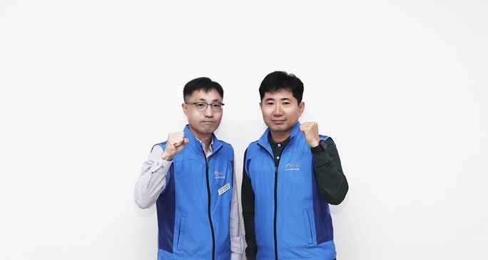 [익산=뉴시스] 제8대 익산시공무원노동조합 위원장 당선인 구본권(왼쪽), 사무총장 당선인 김광덕. (사진=익산시공노조 제공) 2024.12.07. photo@newsis.com *재판매 및 DB 금지