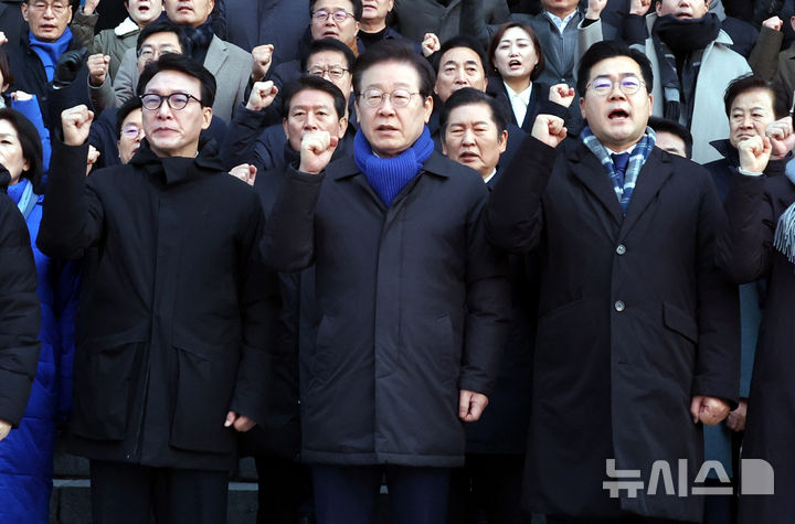 [서울=뉴시스] 조성봉 기자 = 이재명 더불어민주당 대표를 비롯한 의원들이 7일 오전 서울 여의도 국회에서 '윤석열 대통령 탄핵' 구호를 외치며 결의를 다지고 있다. 2024.12.07. suncho21@newsis.com