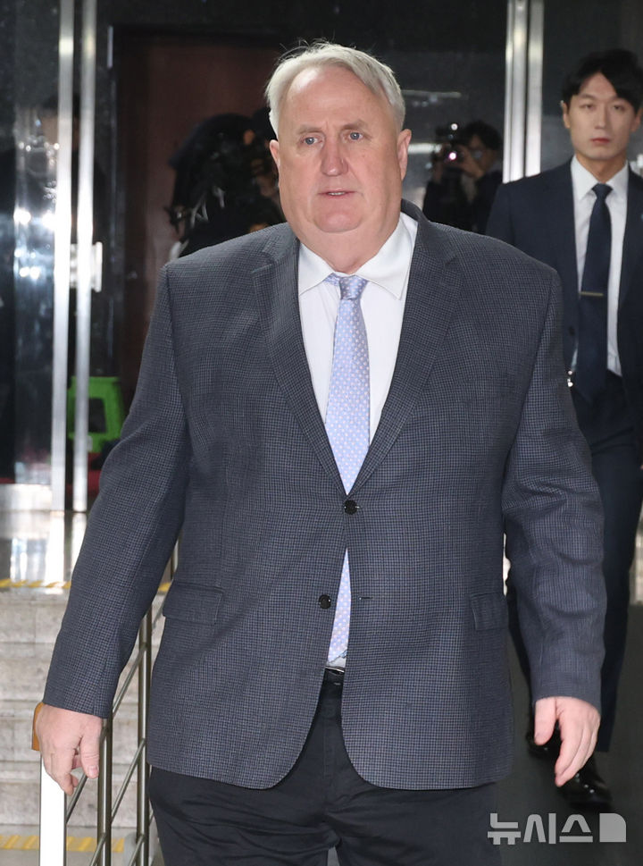 [서울=뉴시스] 조성봉 기자 = 인요한 국민의힘 의원이 7일 오전 서울 여의도 국회에서 열린 비공개 의원총회에 참석하고 있다. 2024.12.07. suncho21@newsis.com