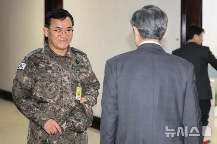 [서울=뉴시스] 국회사진기자단 = 여인형 전 국군방첩사령관과 조태용 국정원장이 7일 국회 정보위원회 회의장 앞에서 웃으며 인사하고 있다. 2024.12.07. photo@newsis.com