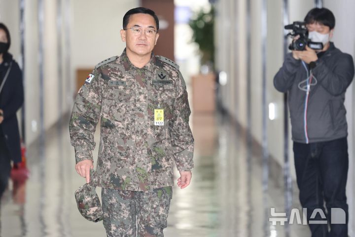 [서울=뉴시스] 국회사진기자단 = 여인형 전 국군방첩사령관이 7일 국회 정보위원회에서 열린 비상계엄 관련 긴급 현안질의에 출석하고 있다. 2024.12.07. photo@newsis.com