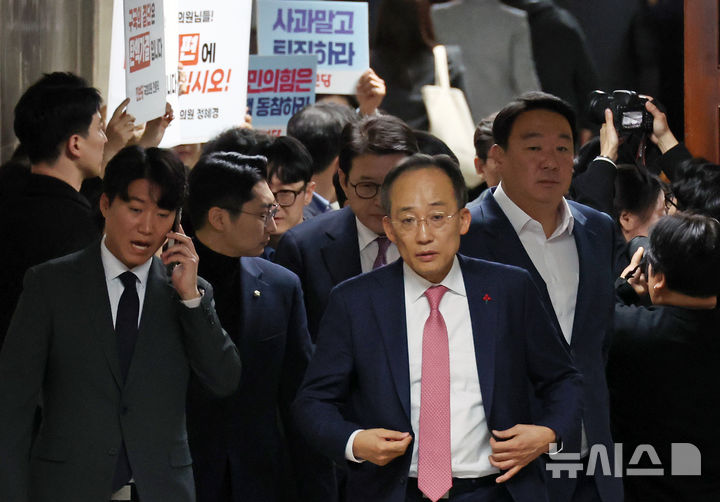 [서울=뉴시스] 조성우 기자 = 윤석열 대통령 탄핵소추안 표결일인 7일 오전 추경호 국민의힘 원내대표가 서울 여의도 국회에서 열린 의원총회가 끝난 뒤 나오는 동안 진보당 의원들과 관계자들이 탄핵 동참을 촉구하는 피케팅을 하고 있다. 2024.12.07. xconfind@newsis.com