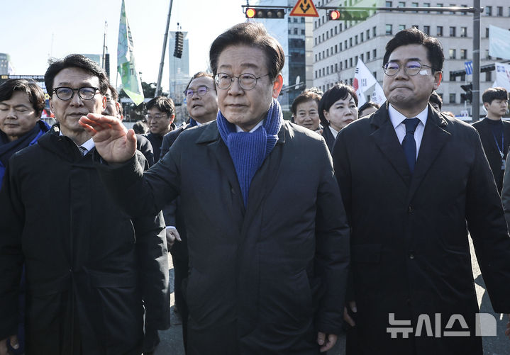 [서울=뉴시스] 정병혁 기자 = 윤석열 대통령 탄핵안 관련 본회의를 앞둔 이재명 더불어민주당 대표와 박찬대 원내대표를 비롯한 의원들이 7일 서울 영등포구 국회로 들어가고 있다. 2024.12.07. jhope@newsis.com