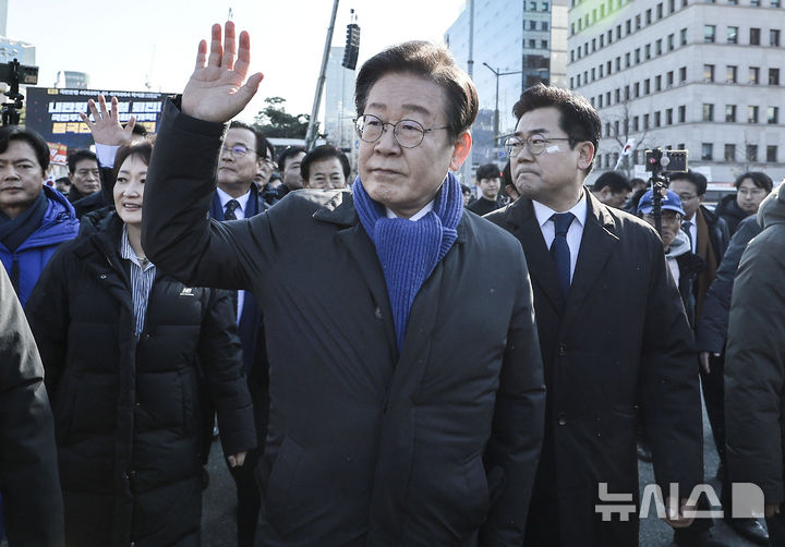 [서울=뉴시스] 정병혁 기자 = 윤석열 대통령 탄핵안 관련 본회의를 앞둔 이재명 더불어민주당 대표와 박찬대 원내대표를 비롯한 의원들이 7일 서울 영등포구 국회로 들어가고 있다. 2024.12.07. jhope@newsis.com