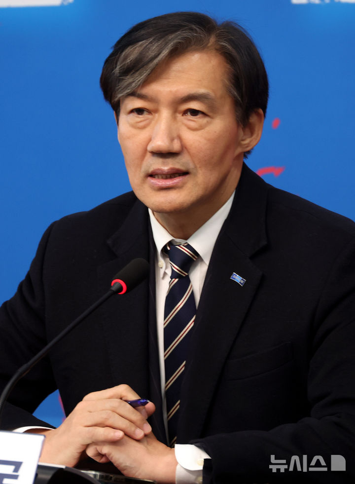 [서울=뉴시스] 조성봉 기자 = 조국 조국혁신당 대표가7일 오후 서울 여의도 국회에서 열린 '현안 및 탄핵소추안 가결 촉구' 긴급 기자간담회에 취재진의 질문에 답변하고 있다. 2024.12.07. suncho21@newsis.com