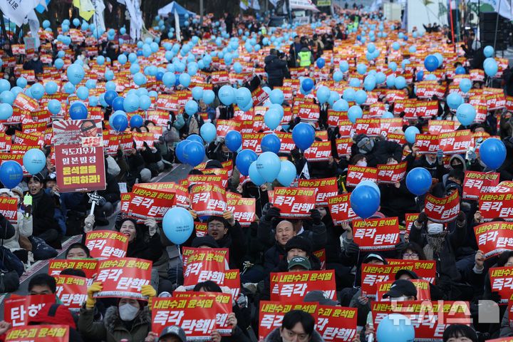 [서울=뉴시스] 김명년 기자 = 윤석열 대통령 탄핵안 표결일인 7일 오후 서울 영등포구 여의도공원 인근에서 촛불행동 주최로 열림 ‘윤석열 퇴진! 김건희 특검! 118차 촛불 대행진‘에서 참가자들이 구호를 외치고 있다. 2024.12.07. kmn@newsis.com