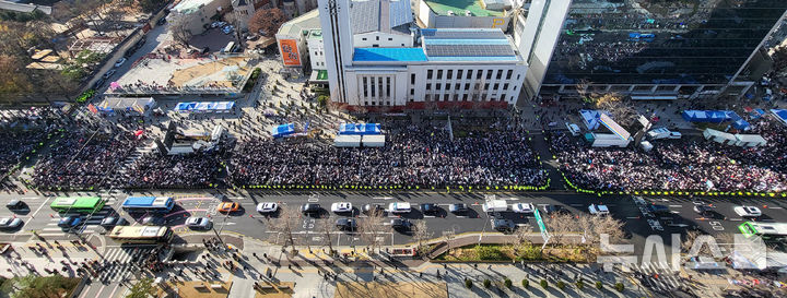 [서울=뉴시스] 추상철 기자 = 국회 본회의를 통해 대통령 탄핵소추안 표결이 예정된 지난 7일 오후 서울 종로구 동화면세점~서울시의회 일대에서 보수단체 대한민국바로세우기국민운동본부(대국본) 등의 '자유 대한민국 수호' 국민혁명대회가 열리고 있다. 2024.12.07. scchoo@newsis.com