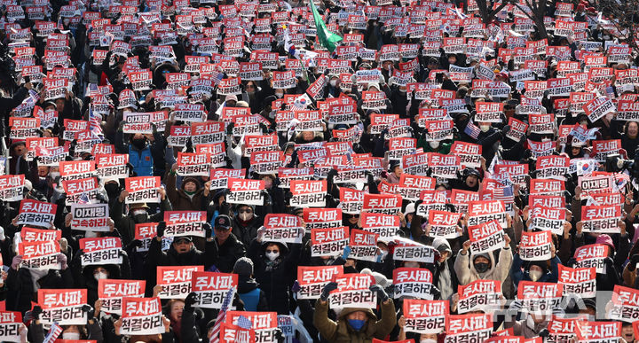 [서울=뉴시스] 추상철 기자 = 국회 본회의를 통해 대통령 탄핵소추안 표결이 예정됐던 지난 7일 오후 서울 종로구 동화면세점 앞에서 열린 보수단체 대한민국바로세우기국민운동본부(대국본) 등의 '자유 대한민국 수호' 국민혁명대회에서 참가자들이 피켓을 들고 함성을 외치고 있다. 2024.12.07. scchoo@newsis.com