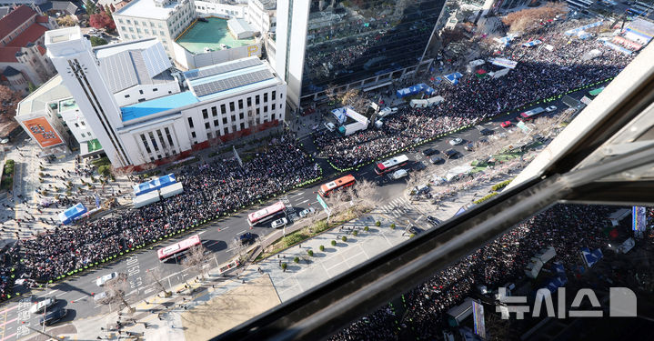 [서울=뉴시스] 추상철 기자 = 국회 본회의를 통해 대통령 탄핵소추안 표결이 예정된 7일 오후 서울 종로구 동화면세점~서울시의회 일대에서 보수단체 대한민국바로세우기국민운동본부(대국본) 등의 '자유 대한민국 수호' 국민혁명대회가 열리고 있다. 2024.12.07. scchoo@newsis.com