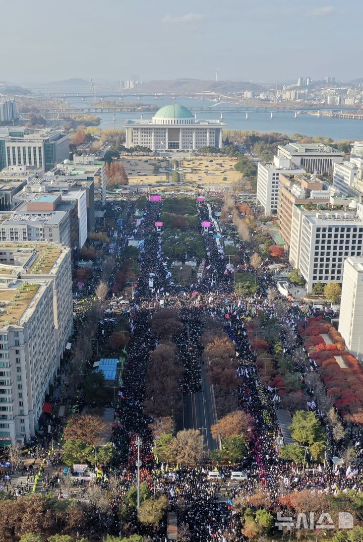 [서울=뉴시스] 조성봉 기자 = 윤석열 대통령 탄핵안 관련 본회의를 앞둔 7일 여의도 국회 앞 도로에 시민들이 모이고 있다. 2024.12.07. suncho21@newsis.com