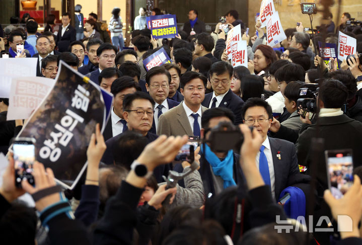 [서울=뉴시스] 조성봉 기자 = 이재명 더불어민주당 대표를 비롯한 의원들이 7일 오후 서울 여의도 국회에서 열린 제418회국회(정기회) 제17차 본회의에 참석하고 있다. 2024.12.07. suncho21@newsis.com