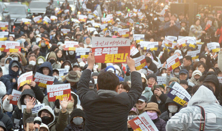 [전주=뉴시스] 김얼 기자 = 윤석열 퇴진 비상 촛불집회가 열린 7일 전북 전주시 객사 앞 도로에서 윤석열 대통령 탄핵을 촉구하는 시민들이 모여 구호를 외치고 있다. 2024.12.07. pmkeul@newsis.com