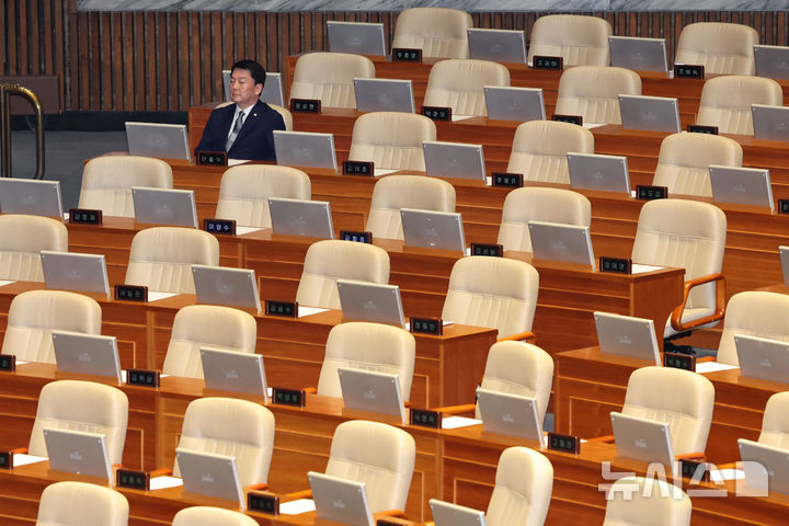 [서울=뉴시스] 권창회 기자 = 안철수 국민의힘 의원이 7일 오후 서울 여의도 국회에서 열린 제418회국회(정기회) 제17차 본회의에서 윤석열 대통령탄핵소추안이 상정되고 홀로 자리를 지키고 있다. 2024.12.07. kch0523@newsis.com