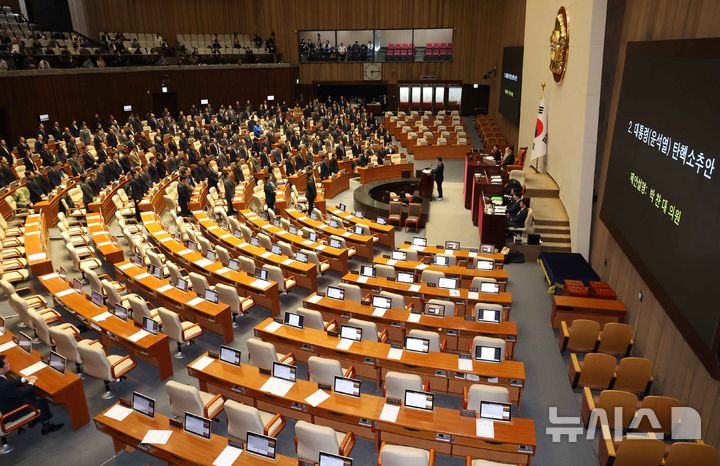 [서울=뉴시스] 조성우 기자 = 박찬대 더불어민주당 원내대표가 7일 오후 서울 여의도 국회에서 열린 제418회국회(정기회) 제17차 본회의에서 윤석열 대통령 탄핵소추안 제안설명에 나서 동료의원들과 본회의장을 나간 국민의힘 의원 이름을 호명하고 있다. 2024.12.07. xconfind@newsis.com