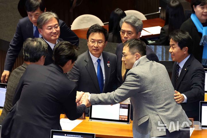 [서울=뉴시스] 조성우 기자 = 김상욱(오른쪽) 국민의힘 의원이 7일 오후 서울 여의도 국회에서 열린 제418회국회(정기회) 제17차 본회의에서 윤석열 대통령 탄핵소추안 표결에 참여하자 야당 의원들이 김 의원을 격려하고 있다. 2024.12.07. xconfind@newsis.com